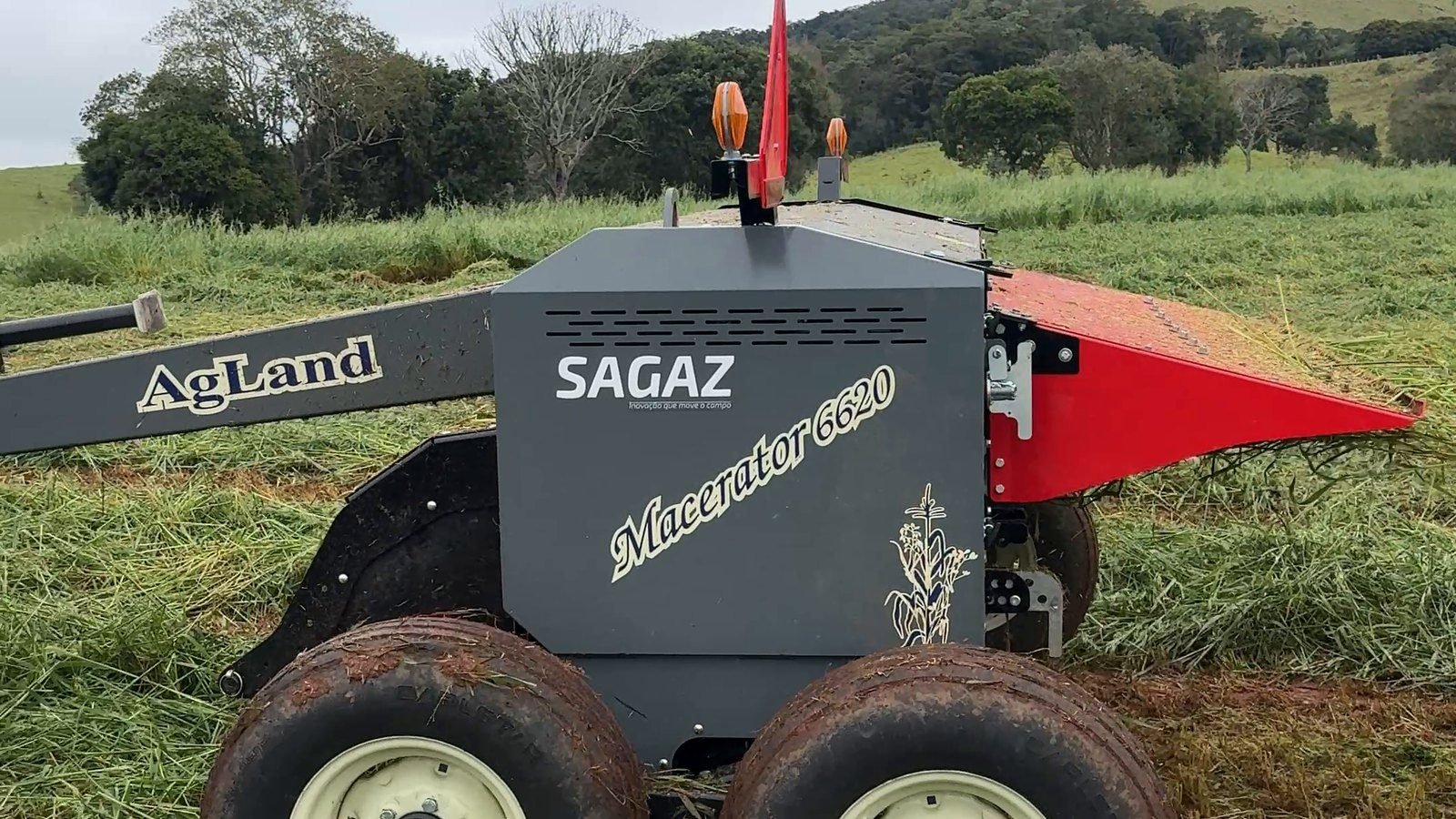 Macerator 6620 visto de perto, com o eixo tandem e a mesa de distribuição